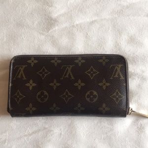 Authentic Louis Vuitton Zippy wallet.